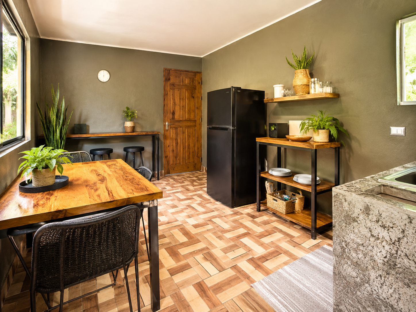 Shared kitchen and dining area at Cabinas Kiamimi
